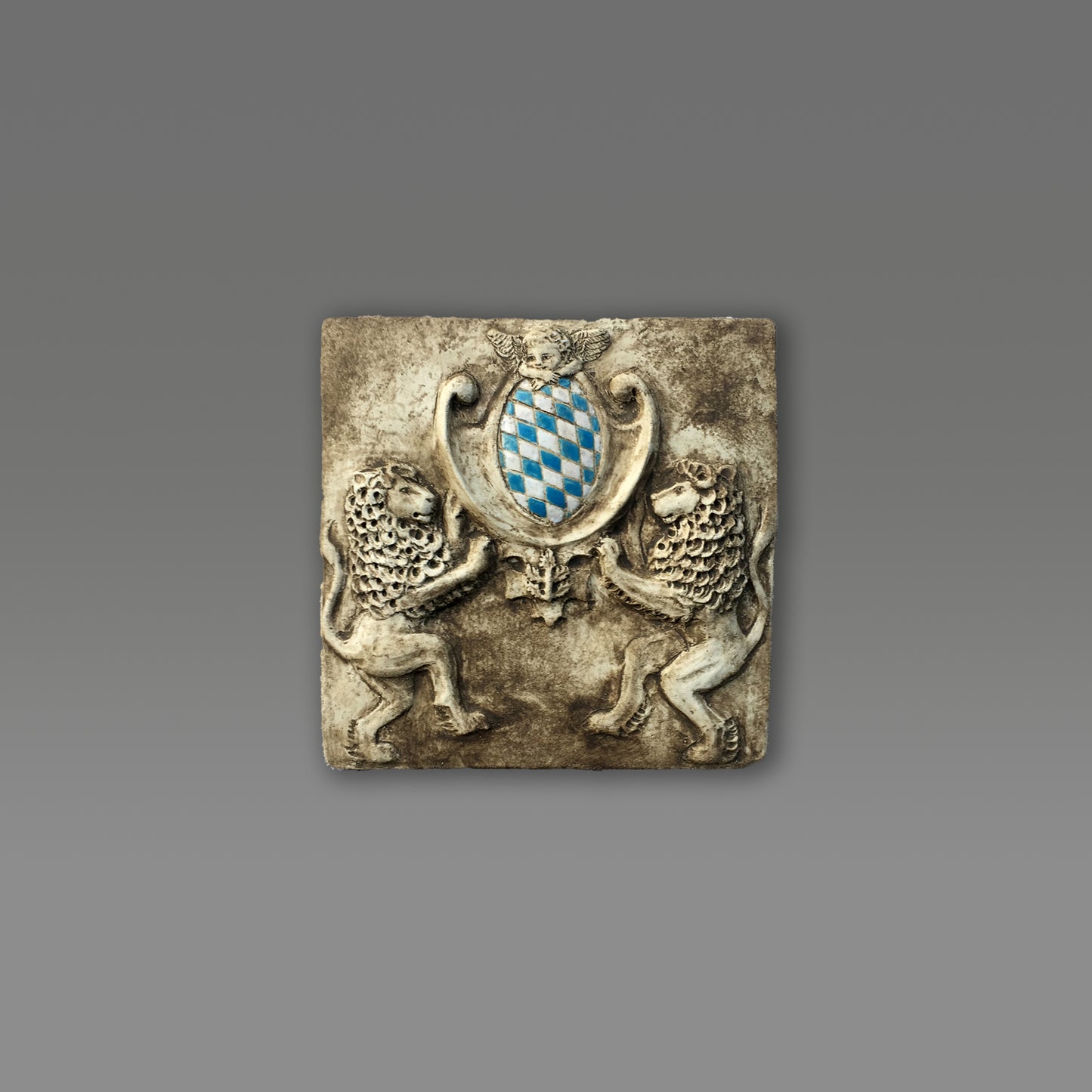 Zwei Löwen halten das Bayerische Wappen. Bemaltes Wandrelief auf Keramik