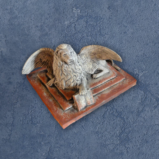 Geflügelter Markuslöwe, Rundskulptur aus Terrakotta