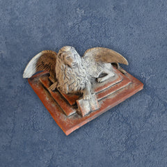 Geflügelter Markuslöwe, Rundskulptur aus Terrakotta