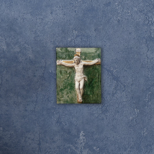 Kruzifix, bemalte Skulptur aus Keramik