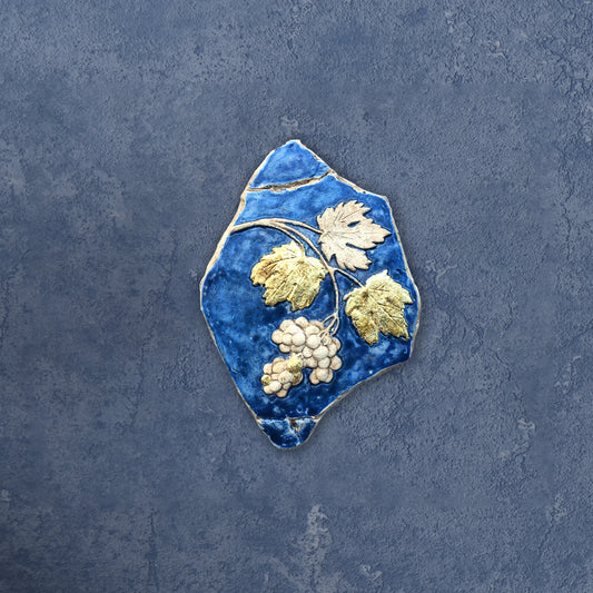 Weinranke, bemalte Skulptur aus Keramik