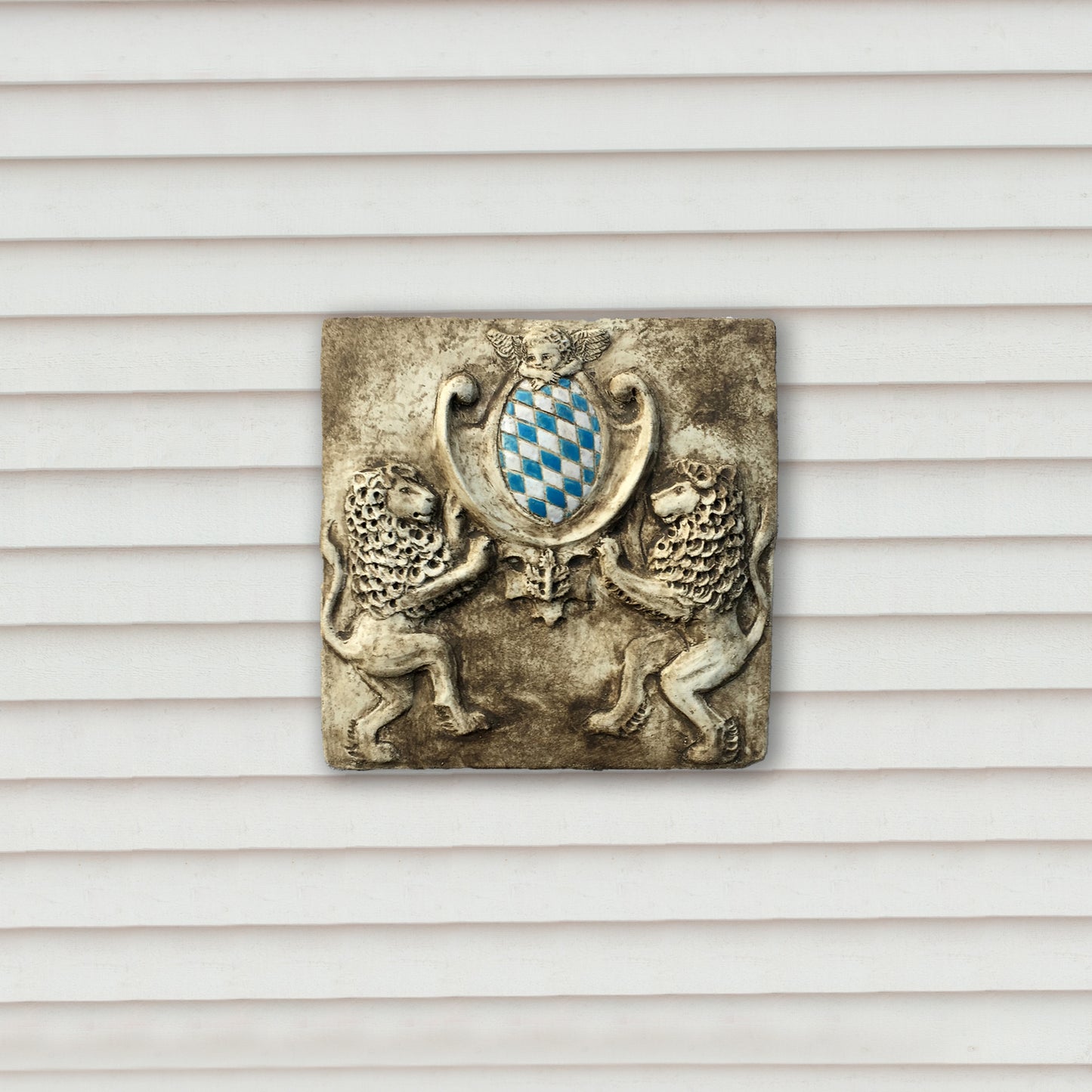 Zwei Löwen halten das Bayerische Wappen. Bemaltes Wandrelief auf Keramik