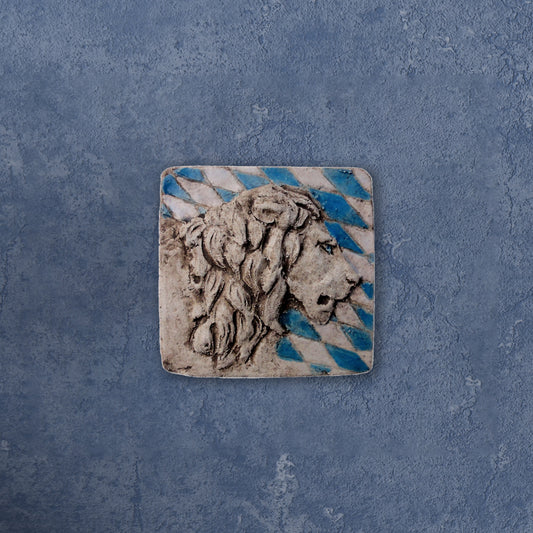 Kleiner Bayerischer Löwe (Bemalter Wandrelief aus Keramik)