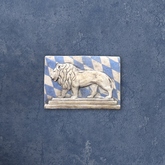 Der Bayerische Löwe, bemalte Skulptur aus Terrakotta