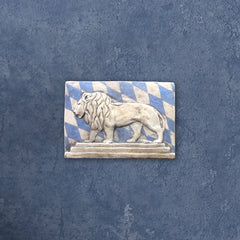Der Bayerische Löwe, bemalte Skulptur aus Terrakotta