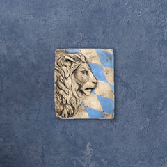 Detail des Bayerischen Löwen – Wandrelief aus Terrakotta