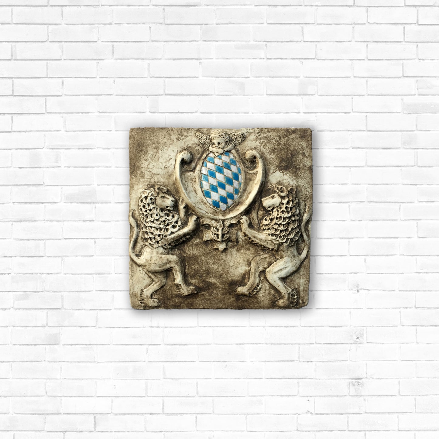 Zwei Löwen halten das Bayerische Wappen. Bemaltes Wandrelief auf Keramik