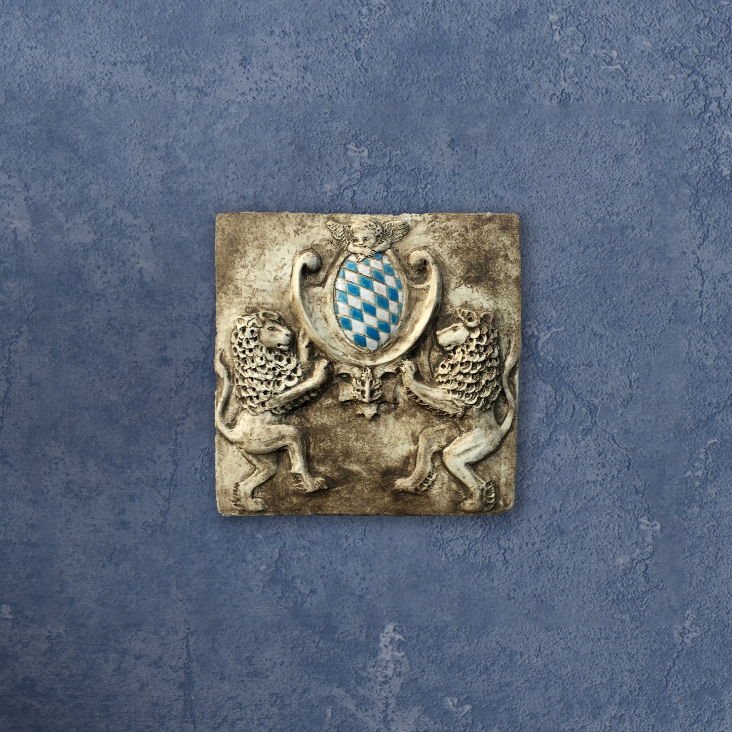 Zwei Löwen halten das Bayerische Wappen. Bemaltes Wandrelief auf Keramik
