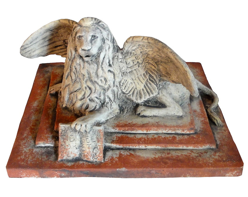 Geflügelter Markuslöwe, Rundskulptur aus Terrakotta
