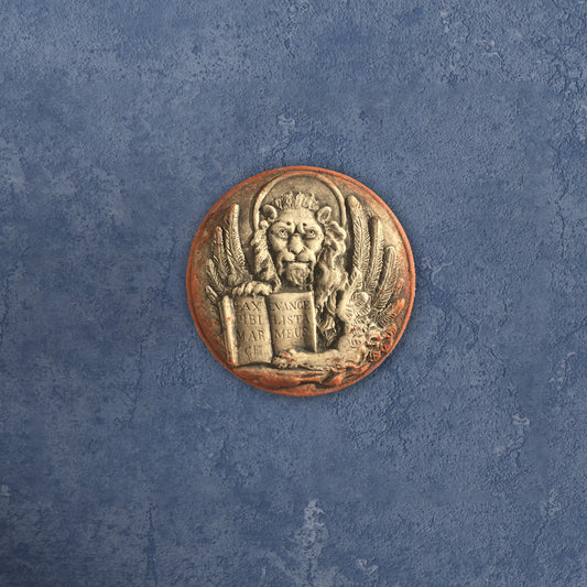 Kleiner Markuslöwe „in Moeca“, Wandrelief aus Terrakotta