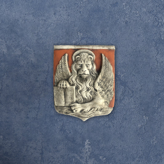 Markuslöwe in einem Schild, bemalte Skulptur aus Terrakotta