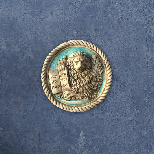 Großer Markuslöwe in Moleca, Wandrelief aus Keramik