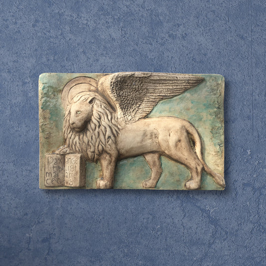 Großer, gehender Markuslöwe: Wandrelief aus Keramik