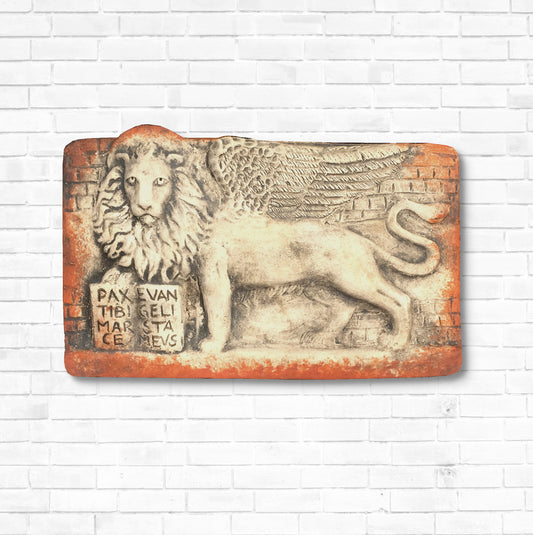 Der gehende geflügelte Markuslöwe, Wandrelief aus Terrakotta