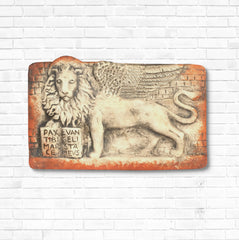 Der gehende geflügelte Markuslöwe, Wandrelief aus Terrakotta