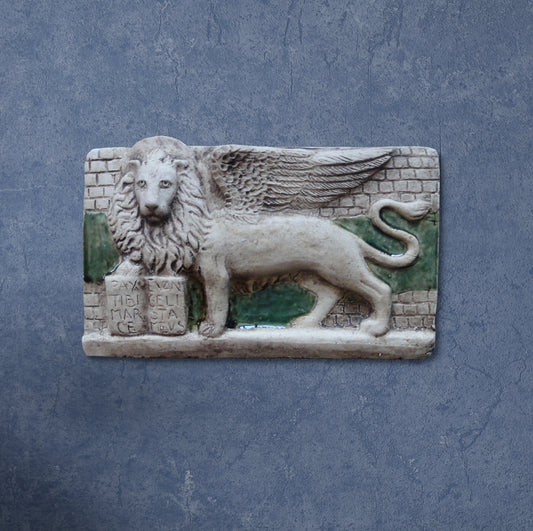 Der gehende geflügelte Markuslöwe, Wandrelief aus Keramik