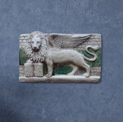 Der gehende geflügelte Markuslöwe, Wandrelief aus Keramik