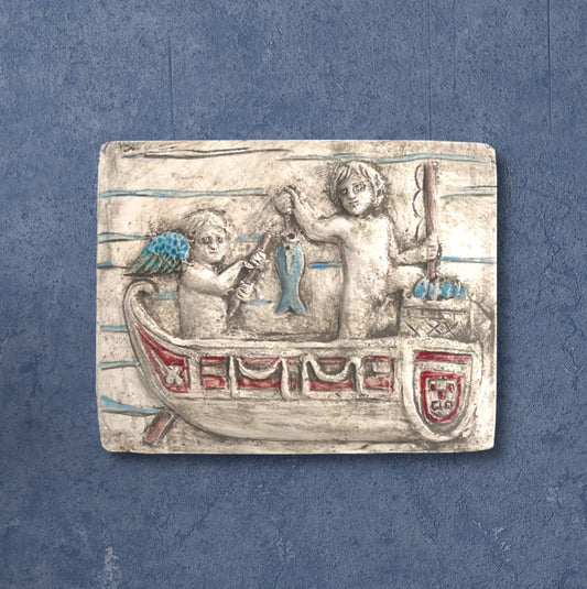 Engelchen auf einem kleinen Boot