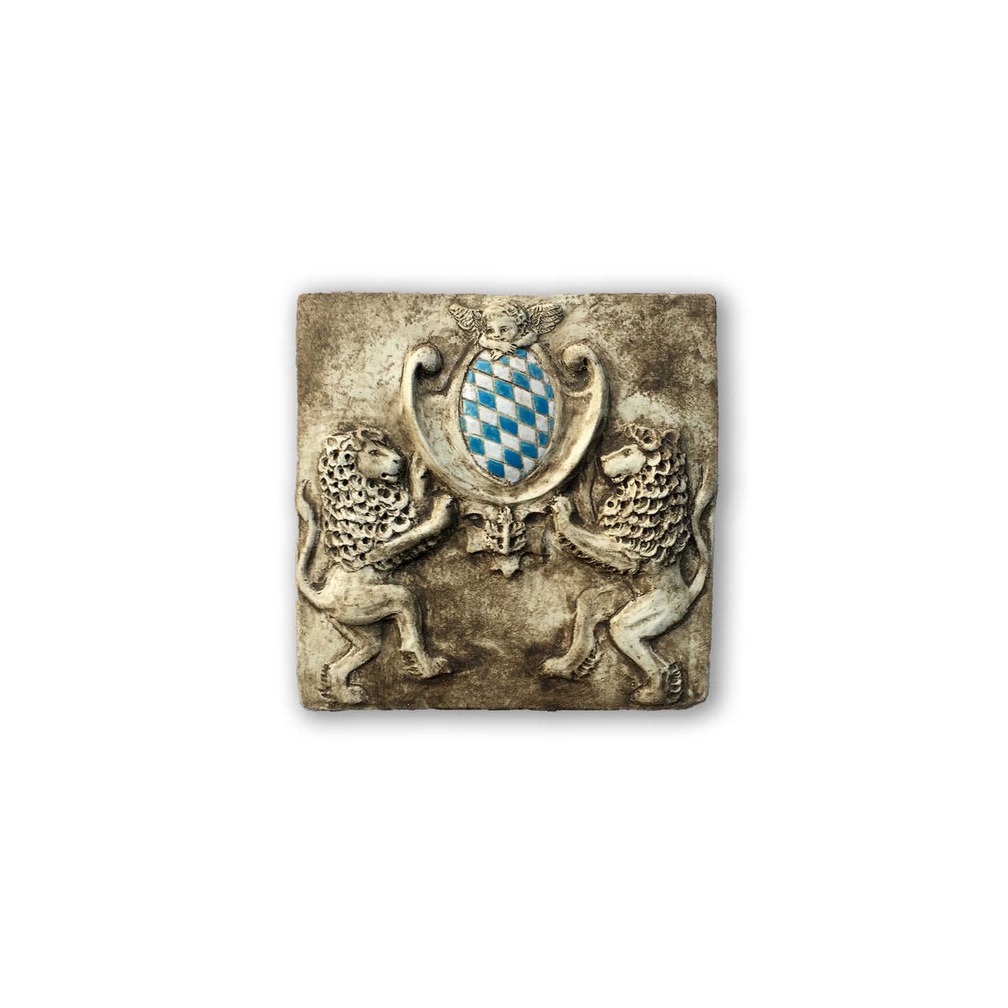 Zwei Löwen halten das Bayerische Wappen. Bemaltes Wandrelief auf Keramik