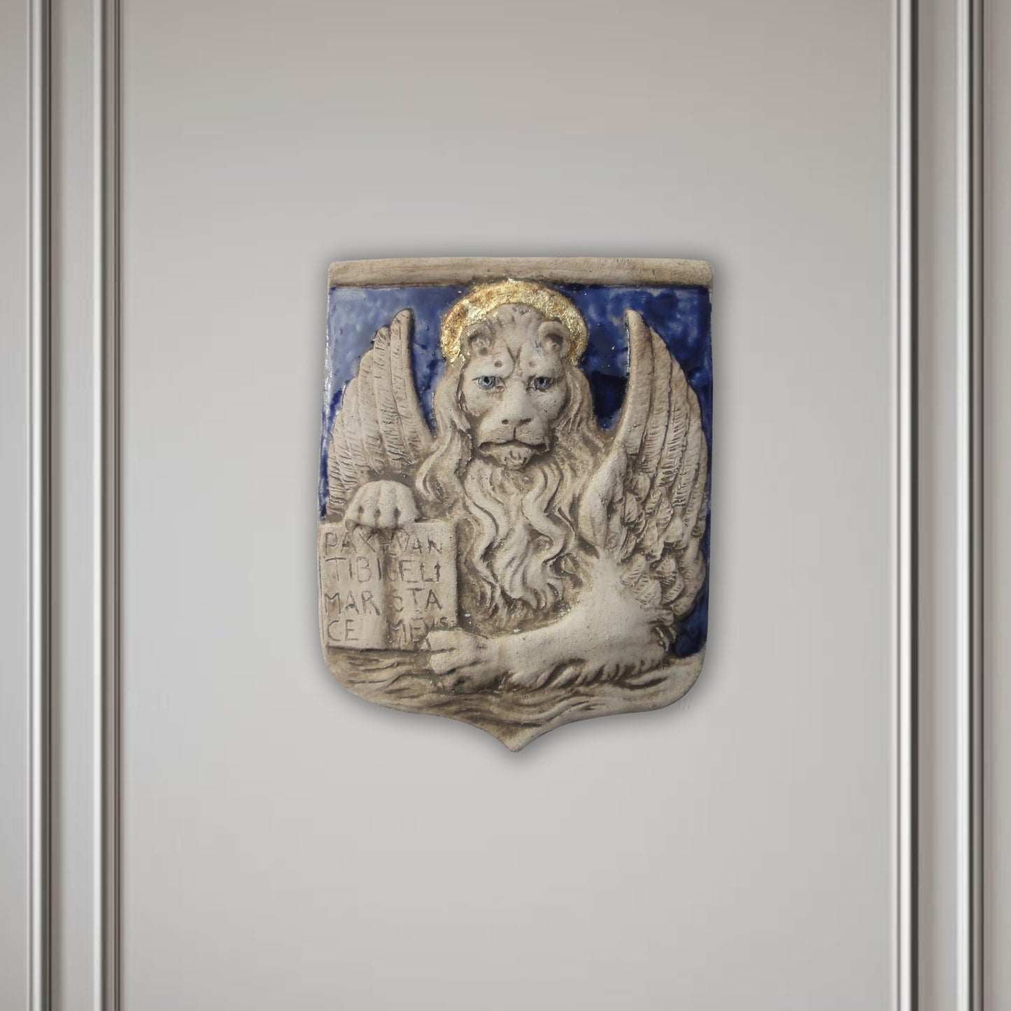 Markuslöwe in einem Schild, bemalte Skulptur aus Keramik
