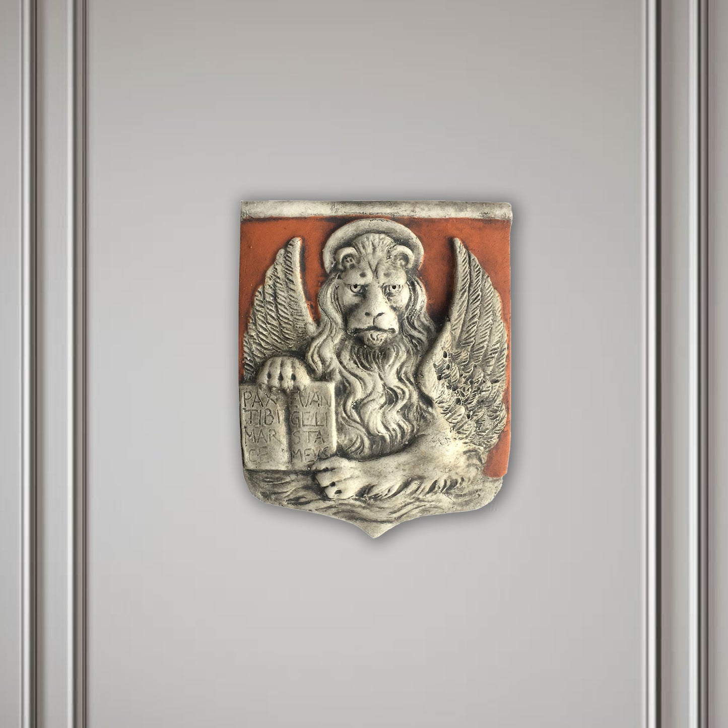 Markuslöwe in einem Schild, bemalte Skulptur aus Terrakotta