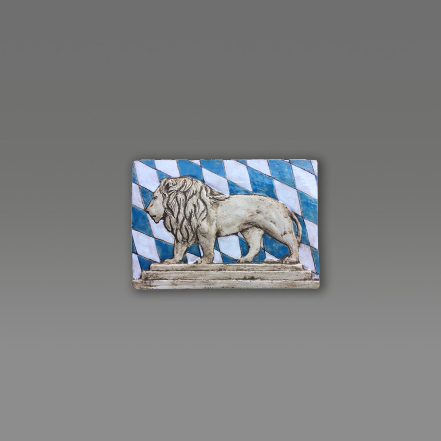 Der Bayerischer Löwe, bemalte Skulptur aus Keramik