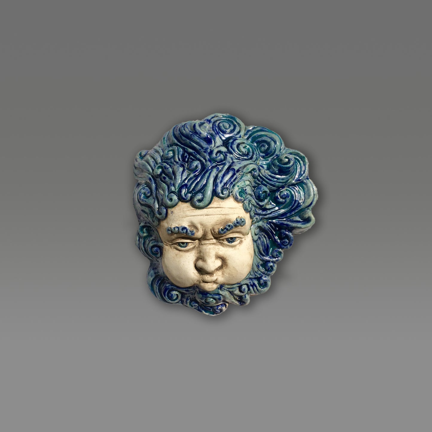 Aeolus, Gott der Winde. Bemalte Skulptur aus Keramik