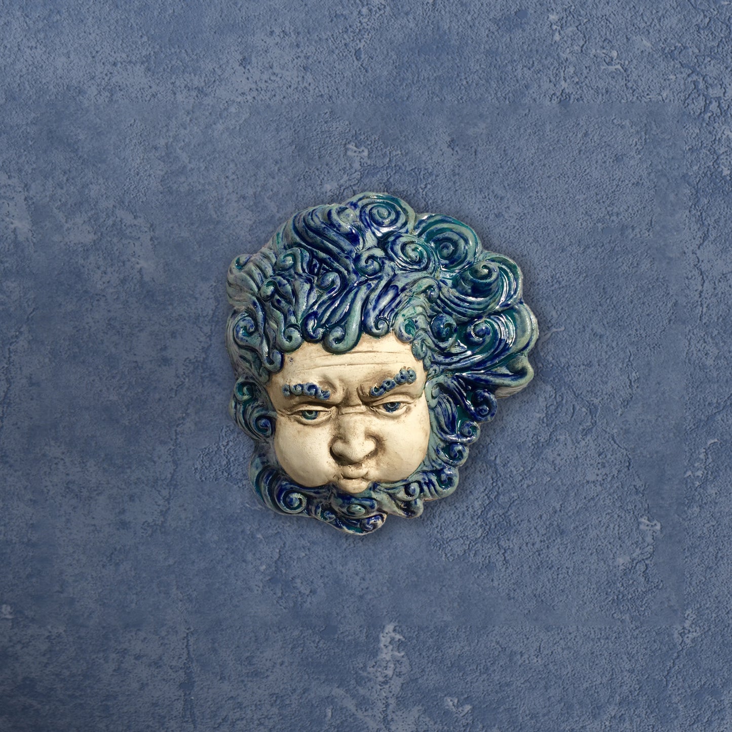 Aeolus, Gott der Winde. Bemalte Skulptur aus Keramik