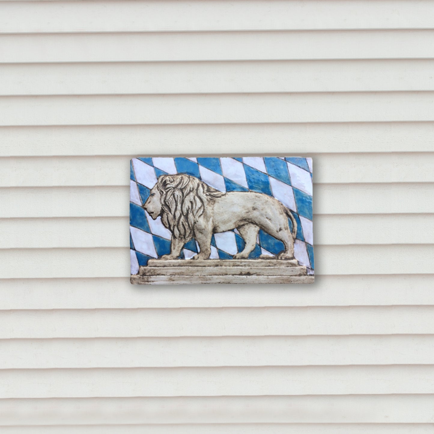 Der Bayerischer Löwe, bemalte Skulptur aus Keramik