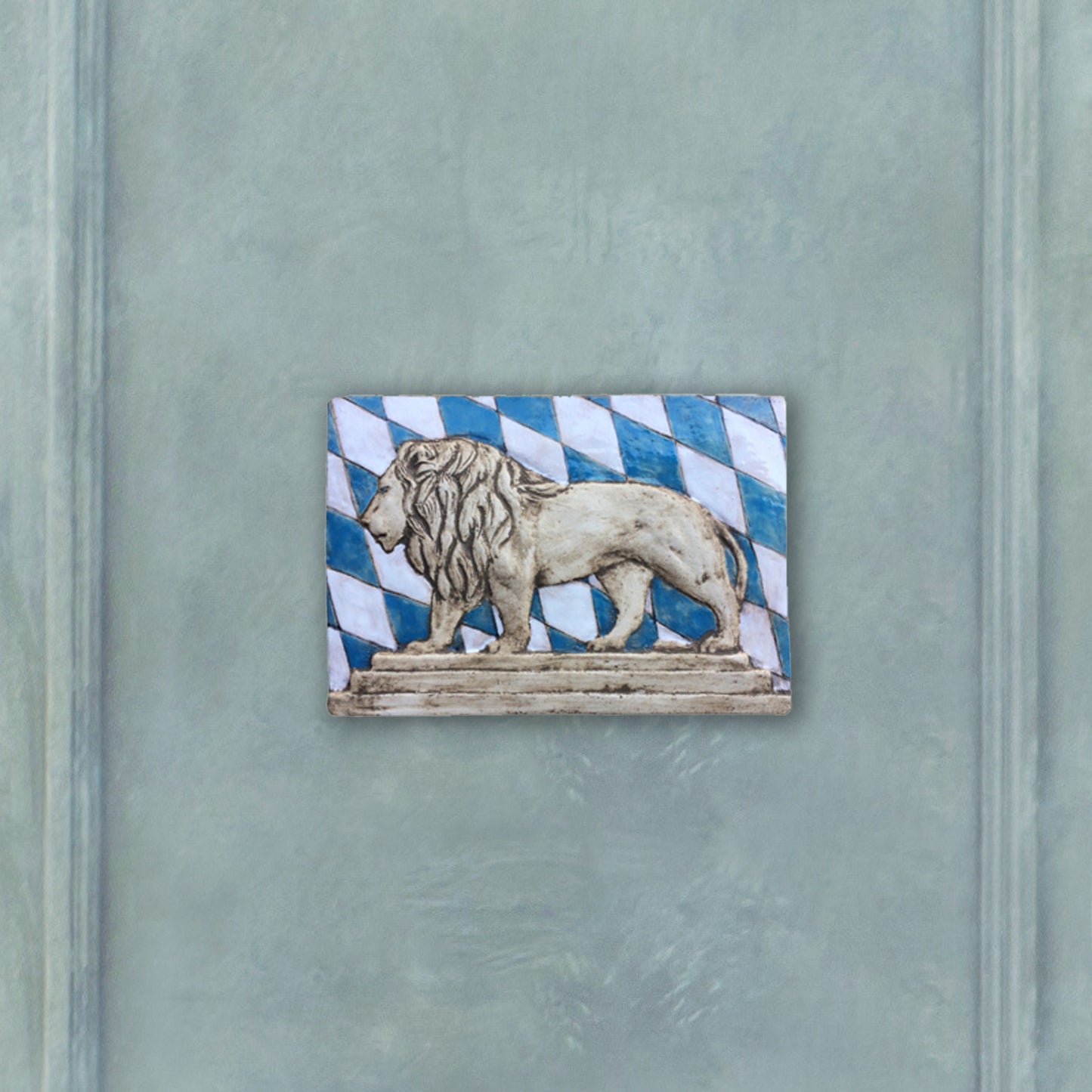 Der Bayerischer Löwe, bemalte Skulptur aus Keramik
