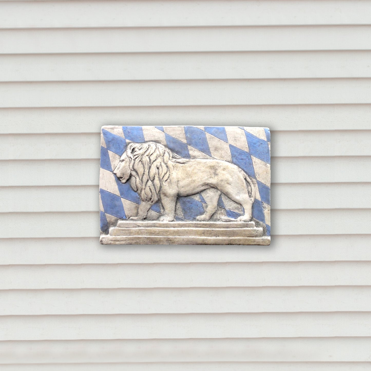 Der Bayerische Löwe, bemalte Skulptur aus Terrakotta