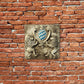 Zwei Löwen halten das Bayerische Wappen. Bemaltes Wandrelief auf Keramik