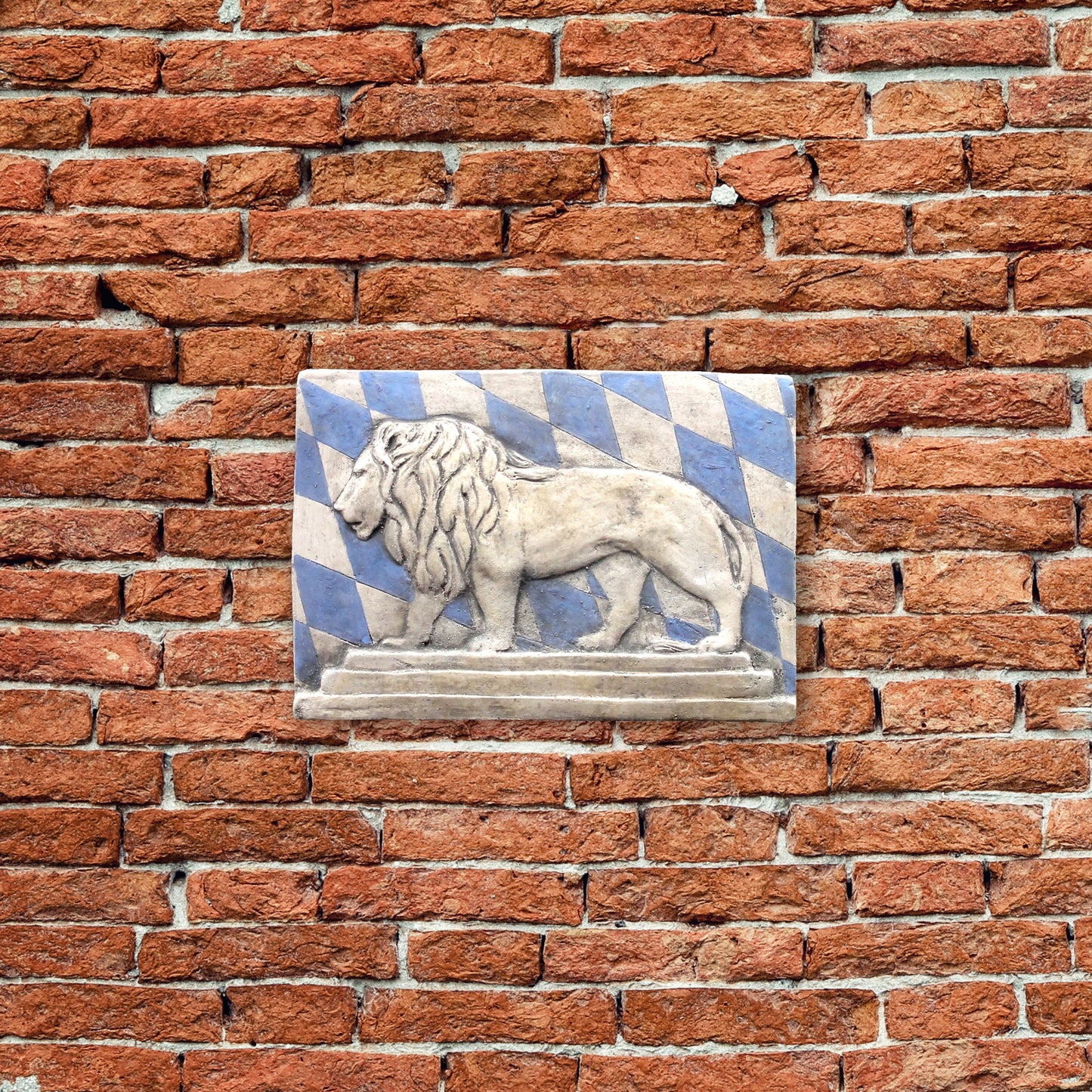Der Bayerische Löwe, bemalte Skulptur aus Terrakotta