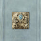 Zwei Löwen halten das Bayerische Wappen. Bemaltes Wandrelief auf Keramik