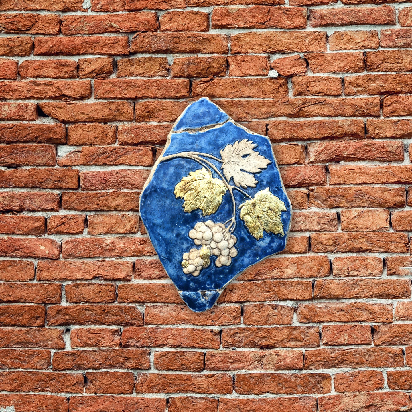 Weinranke, bemalte Skulptur aus Keramik