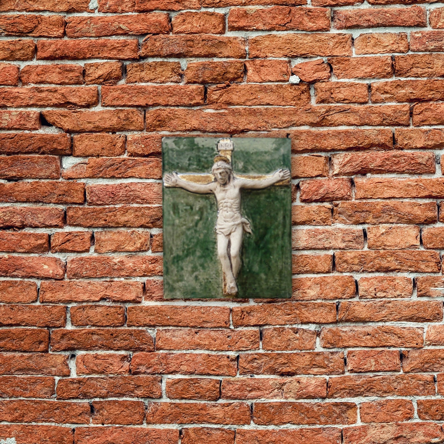Kruzifix, bemalte Skulptur aus Keramik