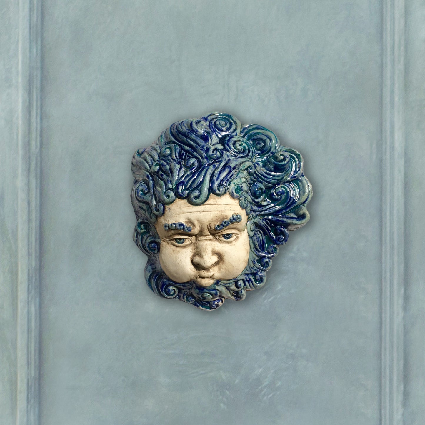 Aeolus, Gott der Winde. Bemalte Skulptur aus Keramik
