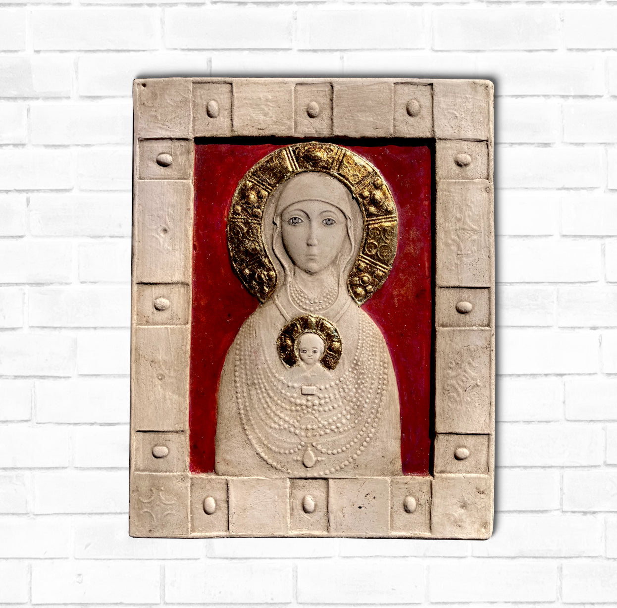 Madonna Nikopeja, bemalte und vergoldete Skulptur aus Keramik