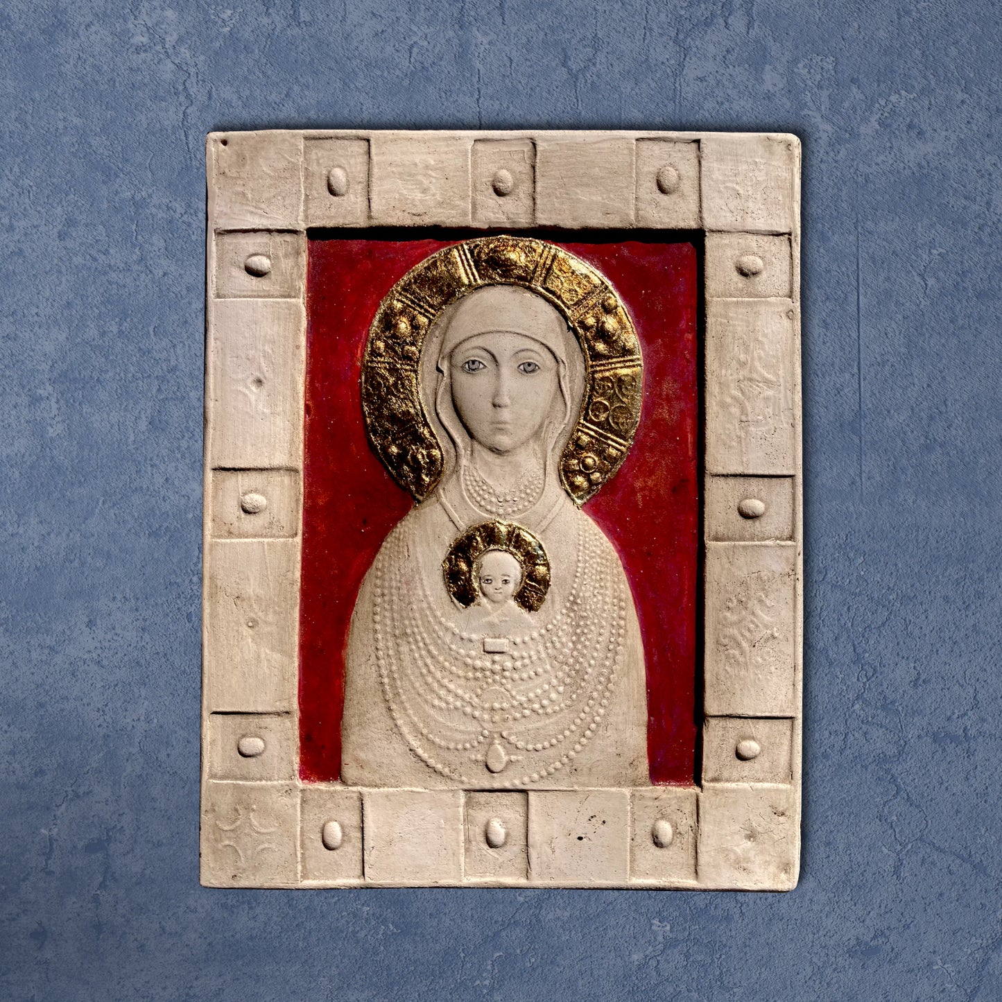 Madonna Nikopeja, bemalte und vergoldete Skulptur aus Keramik