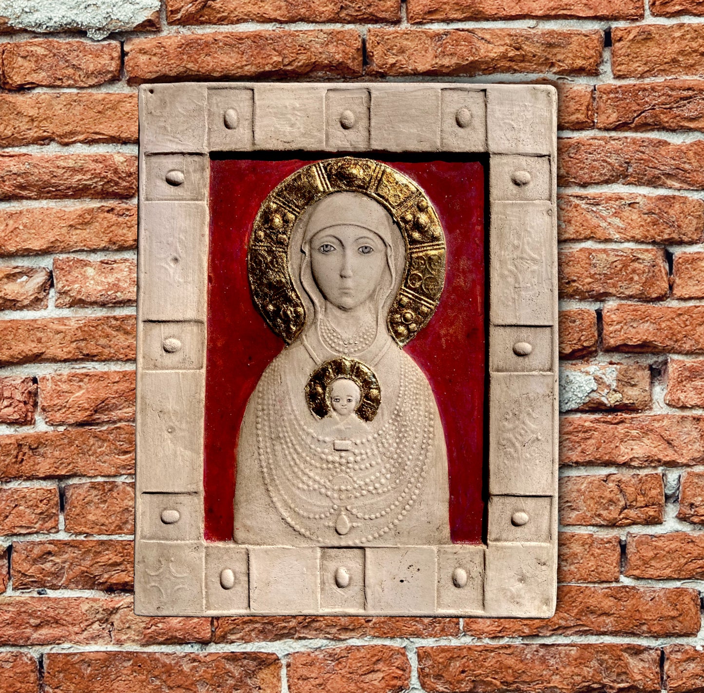 Madonna Nikopeja, bemalte und vergoldete Skulptur aus Keramik