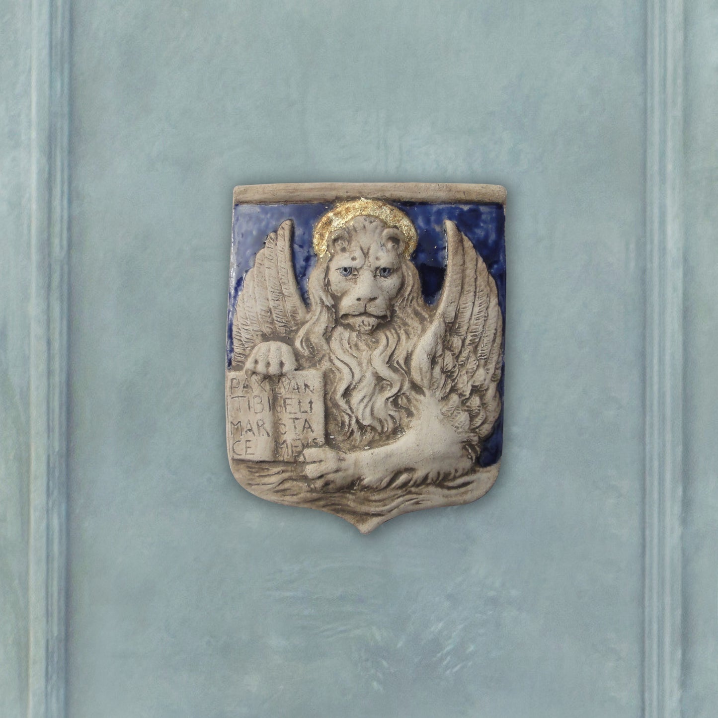 Markuslöwe in einem Schild, bemalte Skulptur aus Keramik
