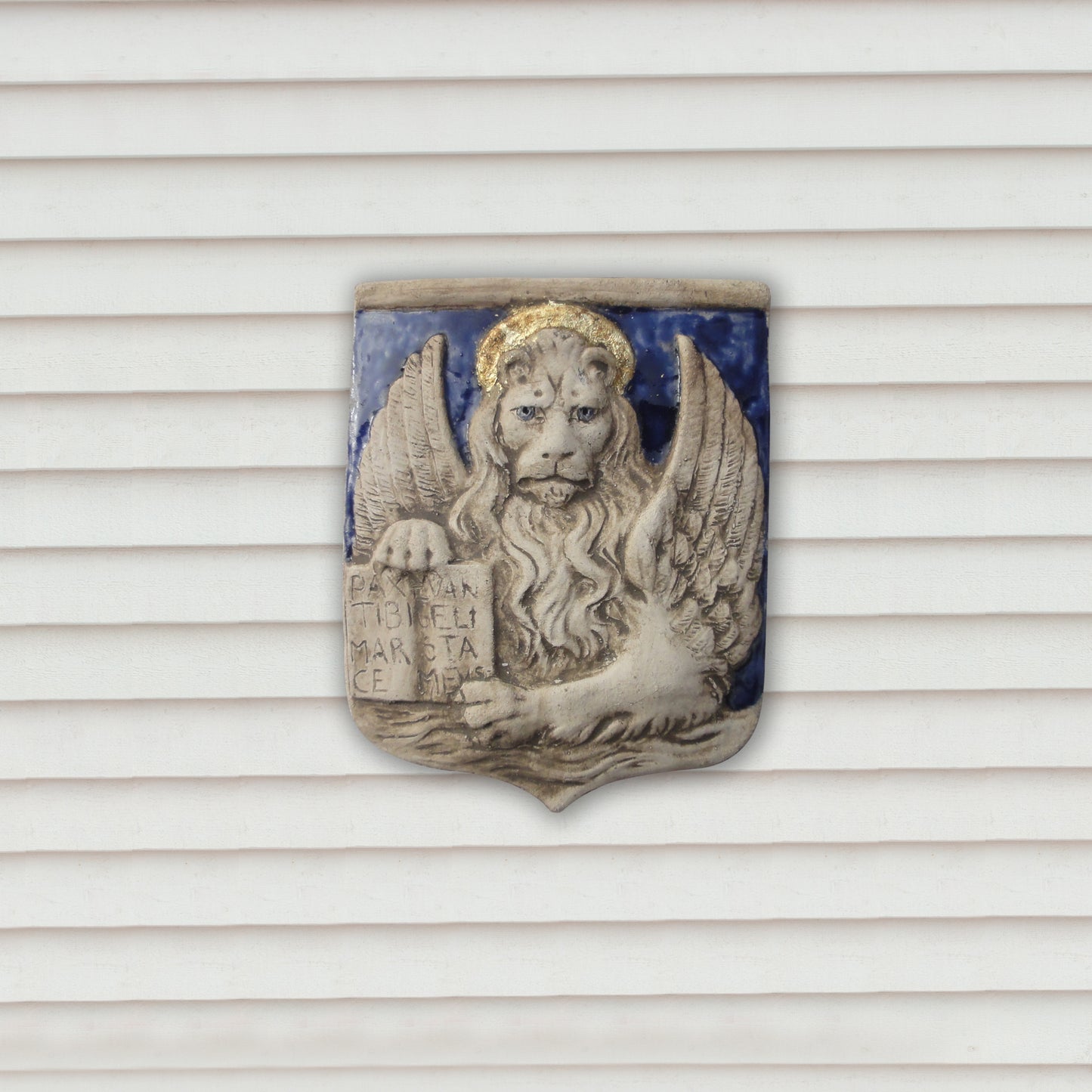Markuslöwe in einem Schild, bemalte Skulptur aus Keramik