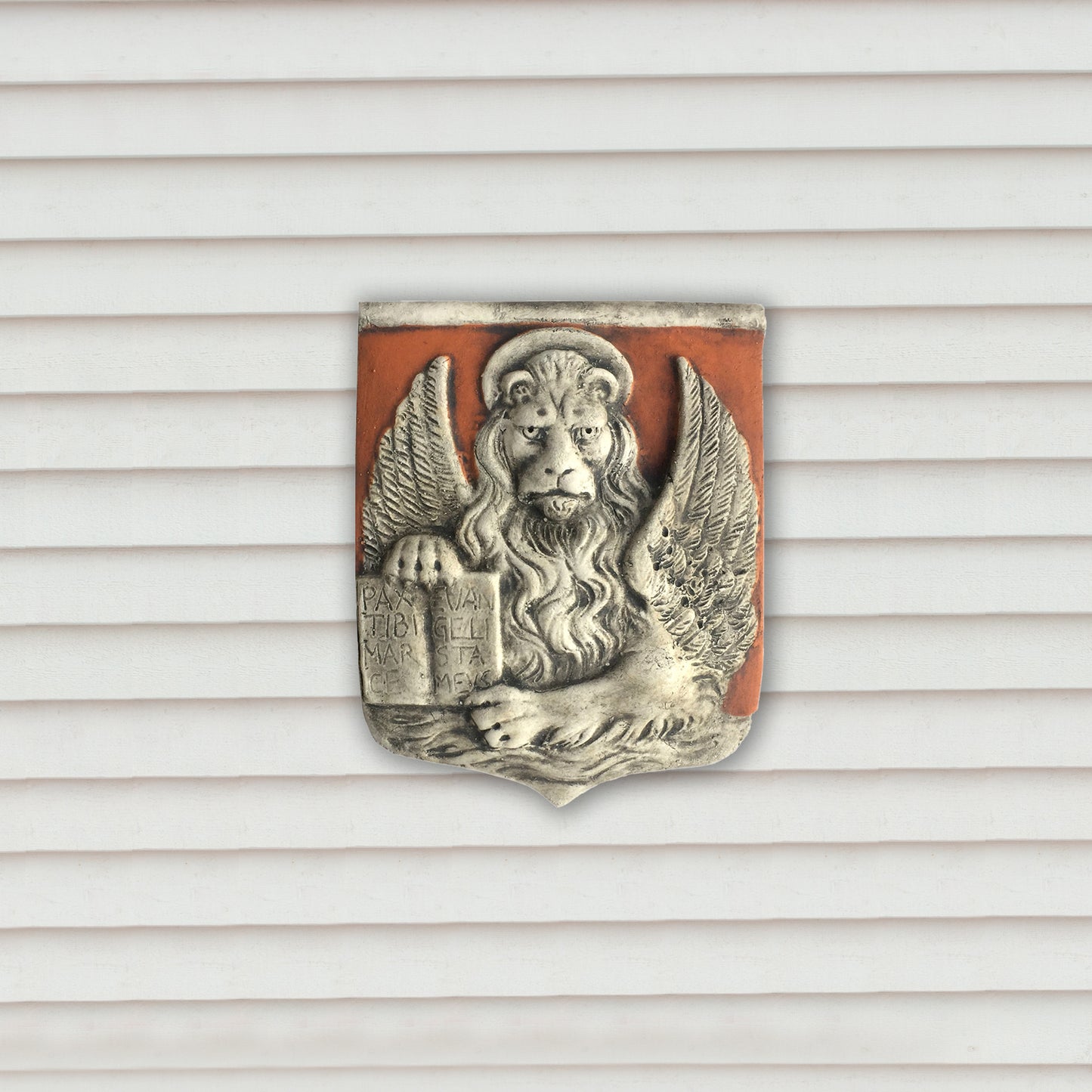 Markuslöwe in einem Schild, bemalte Skulptur aus Terrakotta