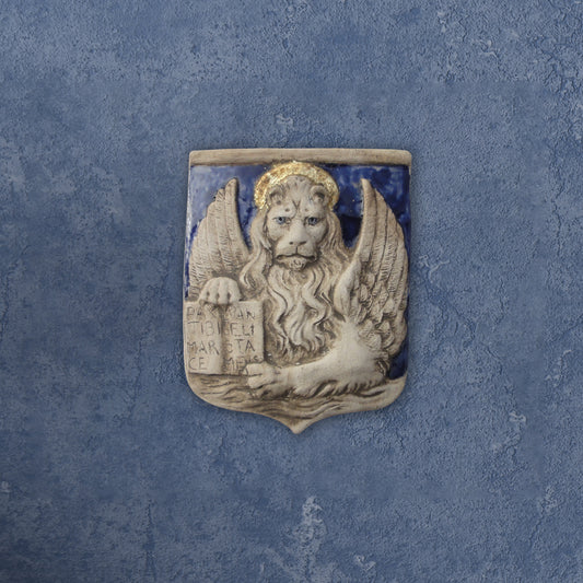 Markuslöwe in einem Schild, bemalte Skulptur aus Keramik