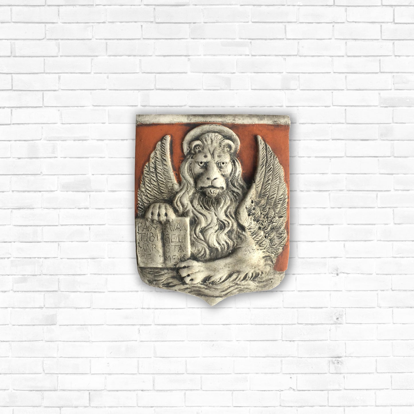 Markuslöwe in einem Schild, bemalte Skulptur aus Terrakotta