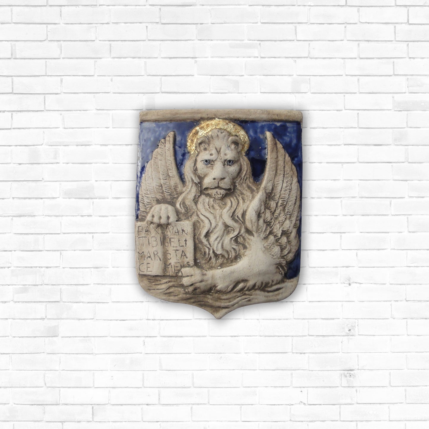 Markuslöwe in einem Schild, bemalte Skulptur aus Keramik
