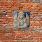 Markuslöwe in einem Schild, bemalte Skulptur aus Keramik