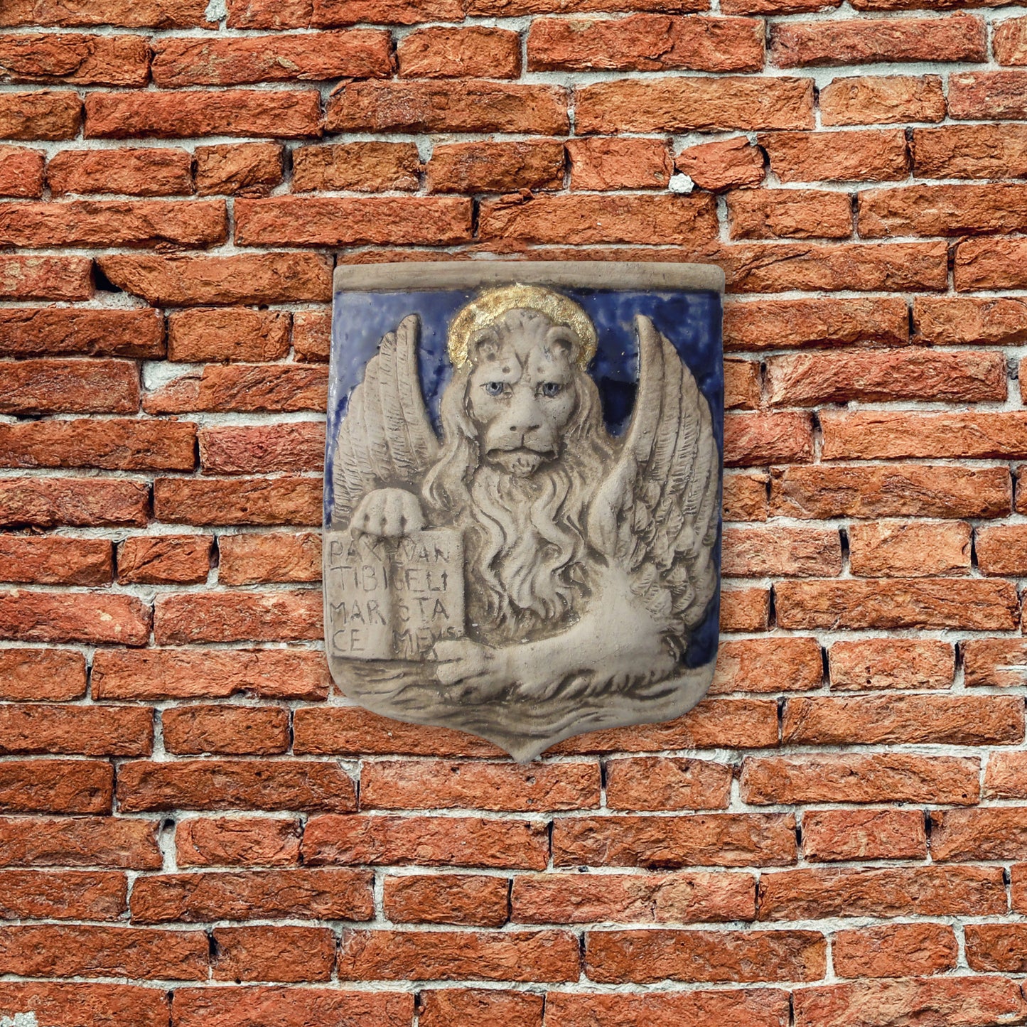 Markuslöwe in einem Schild, bemalte Skulptur aus Keramik