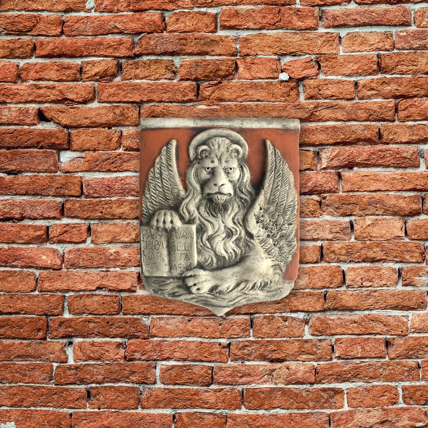 Markuslöwe in einem Schild, bemalte Skulptur aus Terrakotta