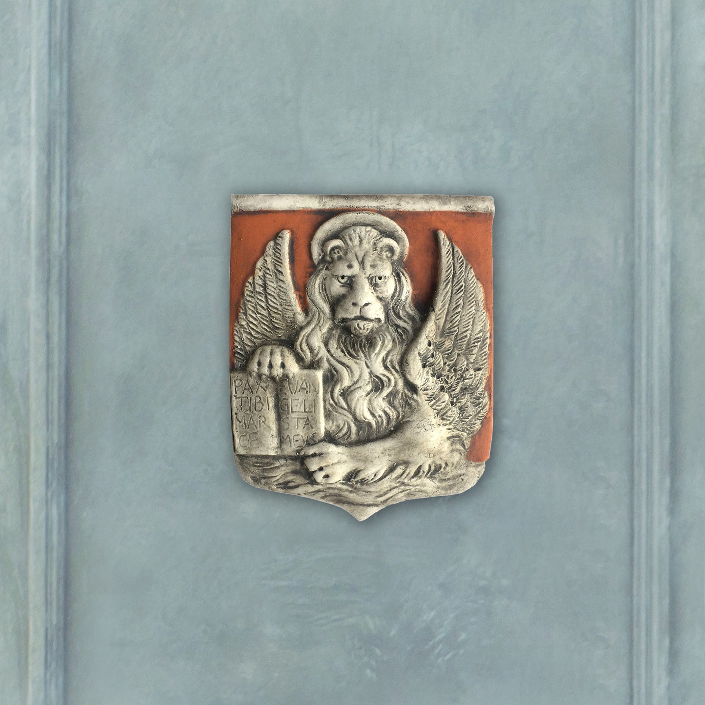 Markuslöwe in einem Schild, bemalte Skulptur aus Terrakotta